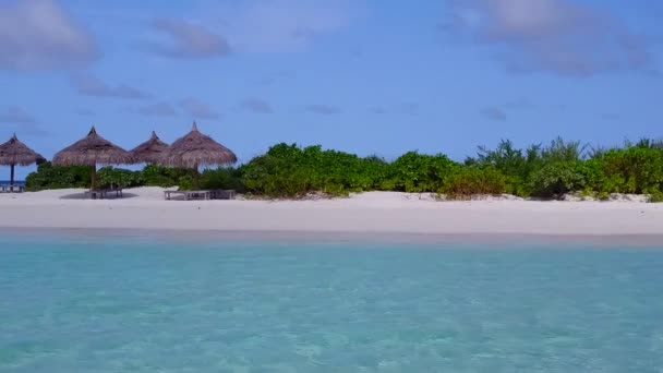 砂州の近くに明るい砂の背景を持つ青いラグーンでエキゾチックなラグーンのビーチの休日の空の風景 — ストック動画