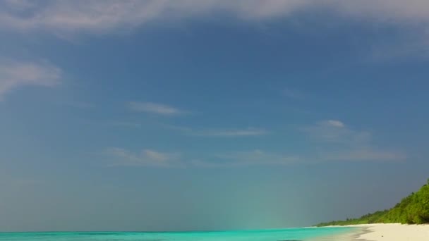 Close up příroda exotického moře pohled na pláž životní styl podle modrého moře s jasným pískem pozadí v blízkosti písečného břehu — Stock video