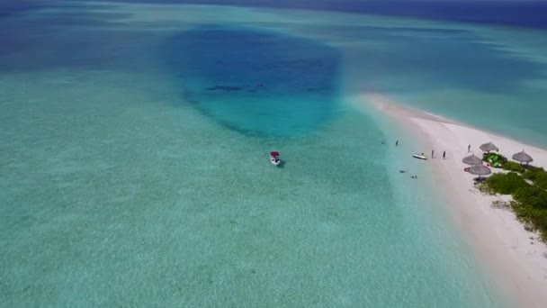 Paesaggio diurno di rilassante laguna vacanza al mare da acqua blu oceano e sabbia bianca sfondo vicino alla barriera corallina — Video Stock