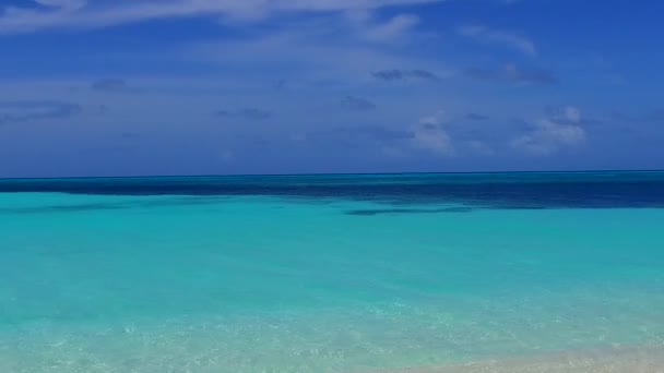 Paysage ensoleillé de plage rivage parfait aventure par lagune claire et fond de sable blanc près du surf — Video