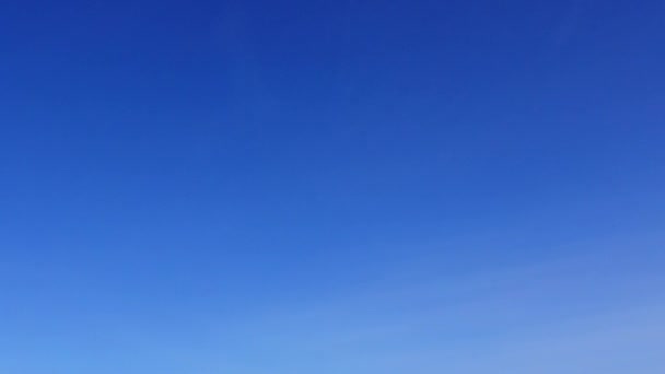 Kopirom for sjøreisens natur med blå lagune og lys sandbakgrunn nær surf – stockvideo