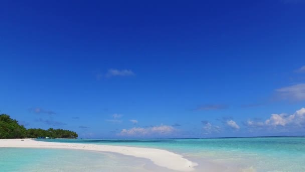 Αντιγραφή χώρο τοπίο του όμορφου θέρετρου διακοπές παραλία από τυρκουάζ θάλασσα με λευκή άμμο φόντο κοντά surf — Αρχείο Βίντεο