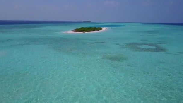 日出后，以绿松石海和白沙滩背景为背景的海洋旅游海滩近景生活 — 图库视频影像