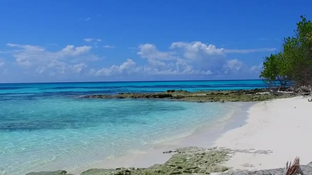 Warme lucht van exotische resort strandvakantie door helder water en wit zand achtergrond in de buurt van surfen — Stockvideo