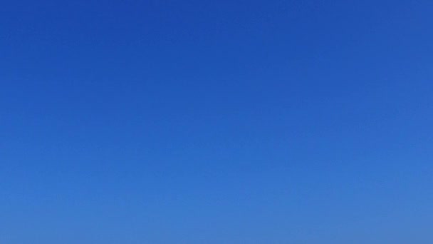 해돋이 후흰 모래사장이 있는 얕은 물 옆의 호화 찬란 한 석호 해변 — 비디오