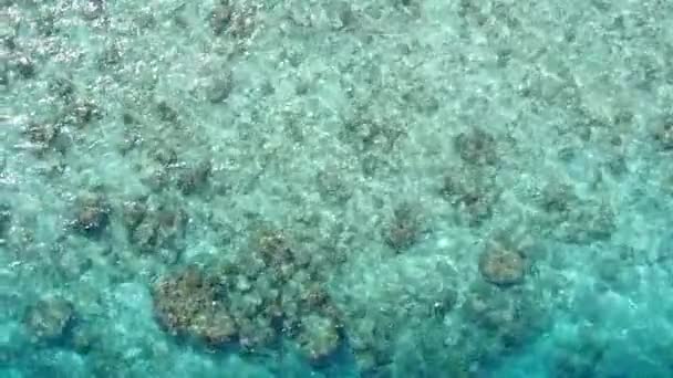 Aerial drone abstrakt raju widok na morze plaża podróż przez błękitną wodę i białe piaszczyste tło — Wideo stockowe
