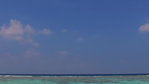 Close up landschap van zee eiland strand tijd door transparante zee met schone zandachtergrond na zonsopgang — Stockvideo