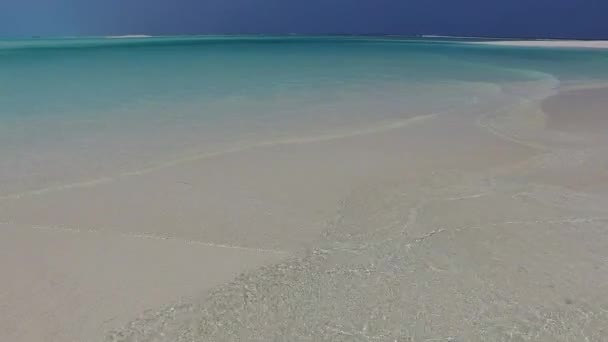 Дневное путешествие по морскому побережью с голубым морем и ярким песчаным фоном вблизи курорта — стоковое видео