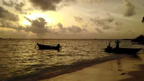 Paysage ensoleillé de plage exotique vue sur la mer pause par l'eau claire et fond de sable blanc près des vagues — Video