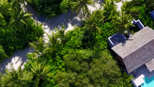Сонячні подорожі розкішного туристичного пляжного способу життя на блакитному океані з білим піщаним фоном біля піщаної панелі — стокове відео