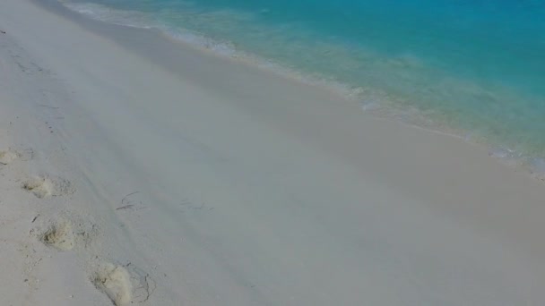 Dzienne niebo luksusowego morza plaża voyage przez czyste morze i biały piasek tło w pobliżu palm — Wideo stockowe