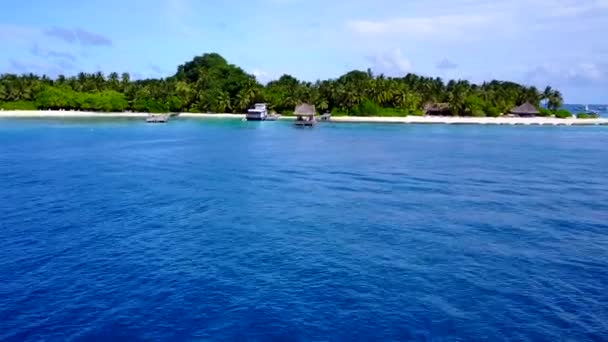 白沙背景的清澈泻湖对海上泻湖海滩之旅的空中全景 — 图库视频影像