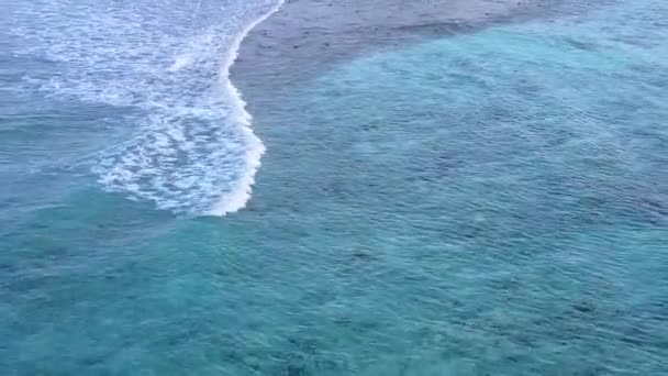 Natura vuota di idilliaca vista mare vacanza al mare dal mare blu e sabbia pulita sfondo dopo l'alba — Video Stock
