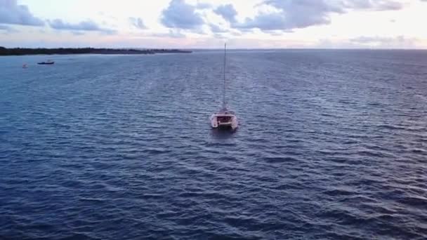 Denní obloha krásné resort pláž cesta po modrém moři a bílém písečném pozadí v blízkosti písečného baru — Stock video