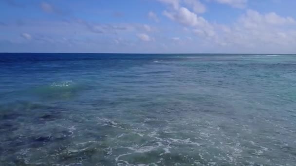 Weitwinkellandschaft der Meeresküste Strandabenteuer durch transparentes Meer und weißen Sandhintergrund im Sonnenlicht — Stockvideo