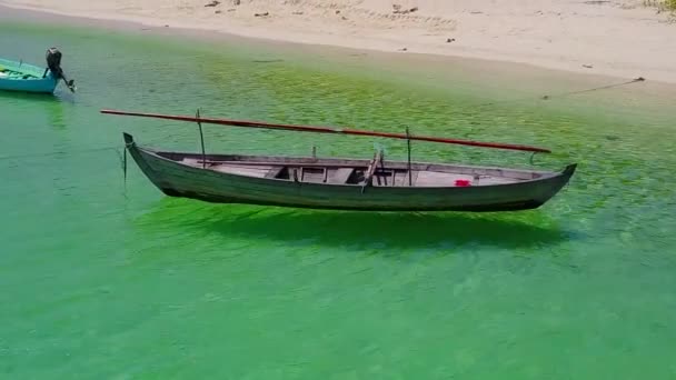 Solig konsistens av lugn lagun strandresa med blått grönt vatten med ren sand bakgrund i solljus — Stockvideo