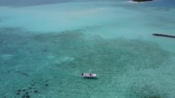 Paisaje romántico de relajante vida silvestre de playa junto al agua transparente con fondo de arena blanca antes del atardecer — Vídeo de stock