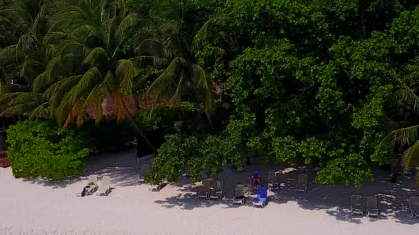 Espaço cópia seascape de relaxante baía praia aventura por azul mar verde com fundo arenoso branco perto de barra de areia — Vídeo de Stock