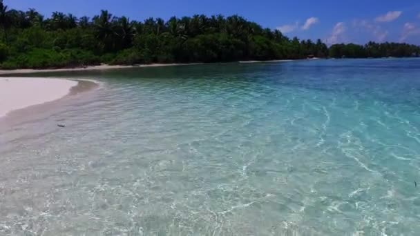 Tomma panorama av exotisk resort strand livsstil av blått vatten och vit sand bakgrund nära vågor — Stockvideo