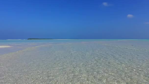 Szeroki kąt krajobrazy luksusowej zatoki czas plaży przez niebieski zielony ocean z białym, piaszczystym tle w pobliżu rafy — Wideo stockowe
