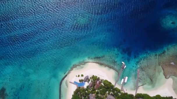 Varmt abstrakt av lugn lagun strand livsstil av blått vatten och ren sand bakgrund nära handflatorna — Stockvideo