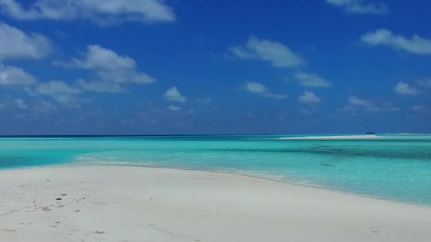 Kopiera utrymme turism lugn lagun strand resa med blå hav med vit sand bakgrund nära revet — Stockvideo