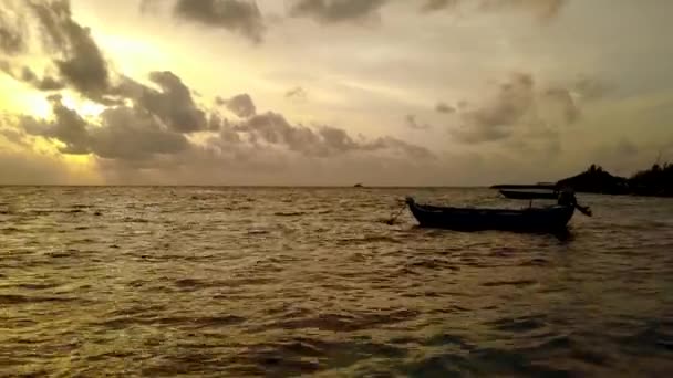 Сонячний пейзаж морського острівного пляжу подорожі на синьому морі та білому піщаному фоні біля хвиль — стокове відео