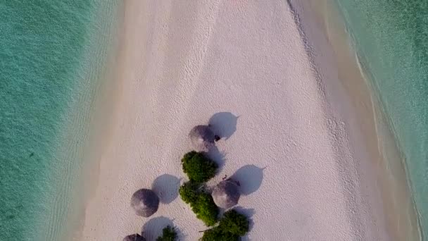 Struttura soleggiata del paradiso turistico tempo spiaggia da oceano turchese con sfondo di sabbia bianca alla luce del sole — Video Stock