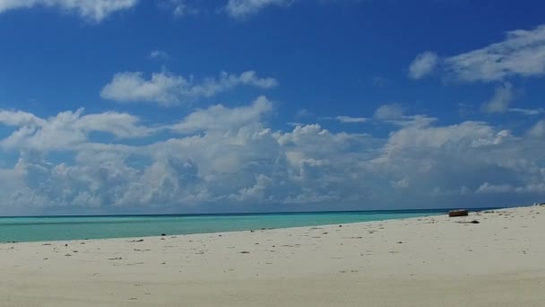 日出后蓝海白沙背景下热带海滨探险的阳光景观 — 图库视频影像