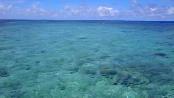 Sonniges Abstrakt von idyllischen Küste Strandreise durch flaches Wasser und weißen Sandhintergrund in der Nähe Sandbank — Stockvideo