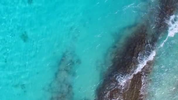 蓝色泻湖和沙洲附近明亮的沙滩背景对热带海岸线海滩时间的广角抽象 — 图库视频影像
