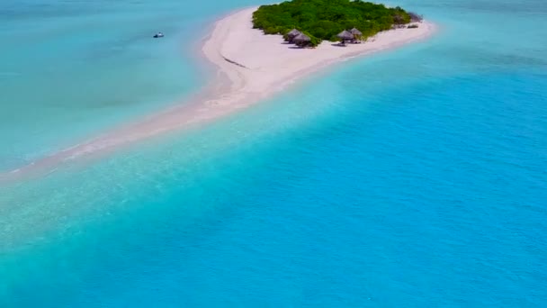 Close up scenario di idilliaca spiaggia spiaggia avventura da acqua laguna blu e sfondo di sabbia bianca alla luce del sole — Video Stock