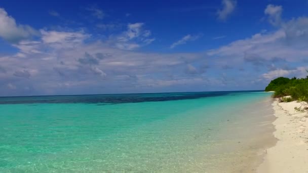 Cerca de viaje de relajante estilo de vida de playa de bahía por mar poco profundo y fondo de arena blanca a la luz del sol — Vídeo de stock