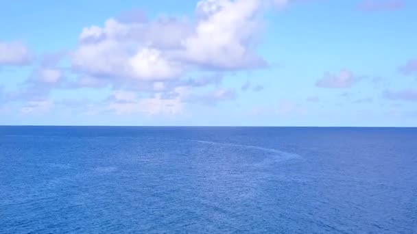 Krajobraz dzienny egzotycznego wypoczynku nad morzem nad brzegiem morza z jasnym, piaszczystym tłem w świetle słonecznym — Wideo stockowe