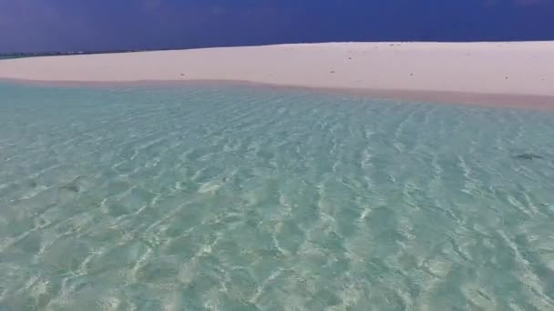 Mavi lagün ve resifin yakınındaki beyaz kum arka planının huzurlu lagün sahil yolculuğunun romantik manzarası — Stok video