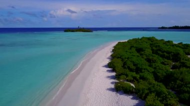 Mavi deniz ve beyaz kum arka planındaki cennet manzaralı sahil gezisi.