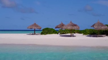 Açık deniz ve beyaz kumlu arka plan ile turist plajı yaşam tarzını rahatlatan yaz mevsimi.