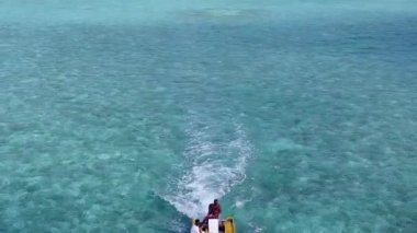 Romantik tatil beldesi sahil yolculuğunun doğası. Temiz su ve kumsalın yanında temiz kum var.