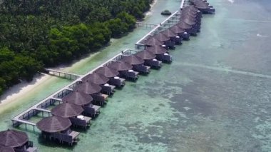 Sahil şeridinin boş gökyüzü sığ sular ve kumsalın yakınındaki beyaz kumlu arka plan.