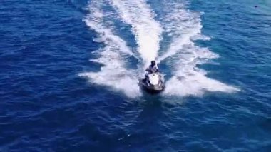 Gündüz vakti egzotik körfez sahil zamanı. Su mavisi deniz kenarında. Kum kenarında beyaz kum arka planı var.