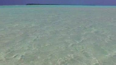 Deniz lagününün sıcacık manzarası. Turkuaz lagün ve gün batımından önce parlak kum arkaplanı.