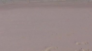 Günbatımından önce mavi okyanus ve beyaz kumlu arka plandan oluşan tropikal lagünün boş dokusu.