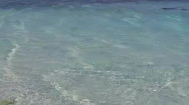 Su mavisi okyanus ve güneş doğduktan sonra parlak kum arka planının mükemmel ada plaj macerasının güneşli manzarası.