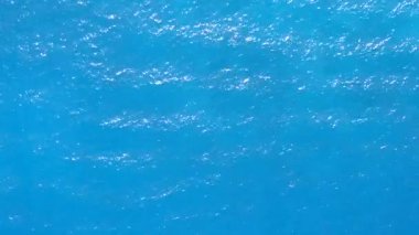 İHA gökyüzü manzarası. Cennet Körfezi sahil tatili. Beyaz kum arka planlı mavi deniz kenarı.