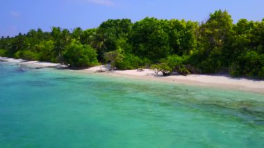 Su mavisi okyanusu ve palmiyelerin yakınındaki beyaz kumlu arka planda, göl kenarında romantik turizm.