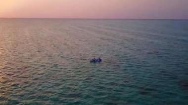 Deniz lagün plaj yaşam tarzı gündüz turizmi mavi lagün ve kumsal kenarında beyaz kum arka planı