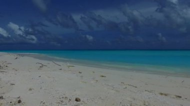 Mavi suların ve dalgaların yanında beyaz kumların oluşturduğu sakin deniz kıyısı macerasının boş dokusu