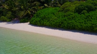 Cennet deniz manzaralı güneşli bir tatil, kumsalın yakınındaki beyaz kumlu arka planda mavi yeşil bir göl.