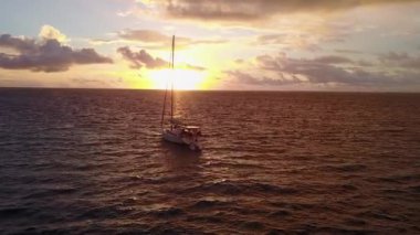 Turkuaz lagün ve tatil köyü yakınlarındaki beyaz kumlu arka plandaki sakin plaj manzarasını kopyala