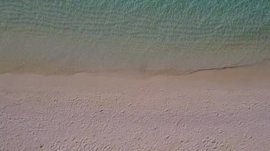Şeffaf su ve resifin yakınındaki beyaz kumlu arka planda egzotik turist plajı macerasının sıcak soyutlaması